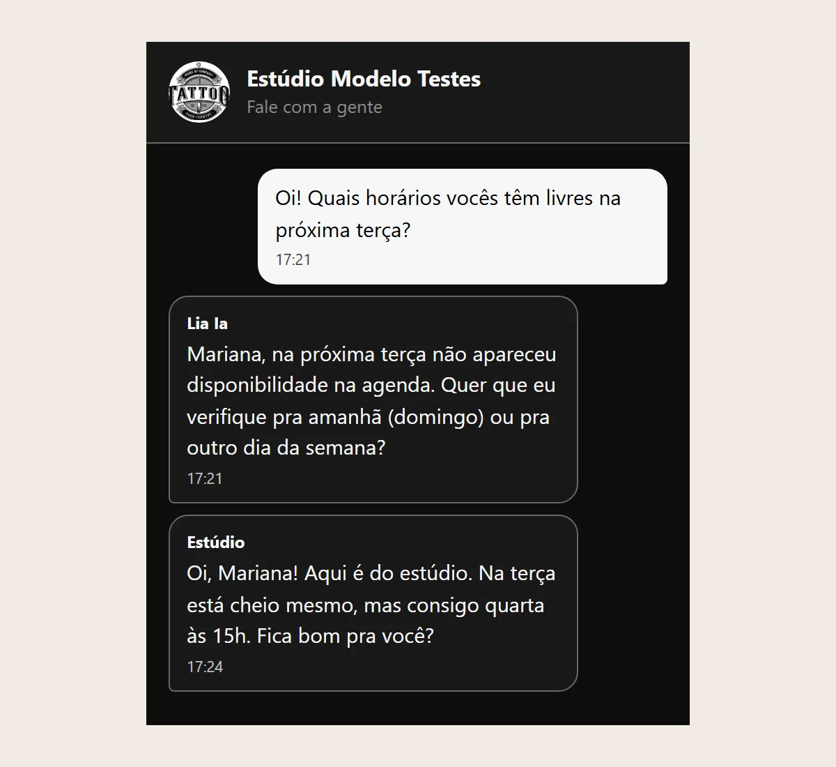 Celular com o chat por link mostrando a pergunta da cliente, a resposta do Atendente IA e a resposta enviada pelo estúdio